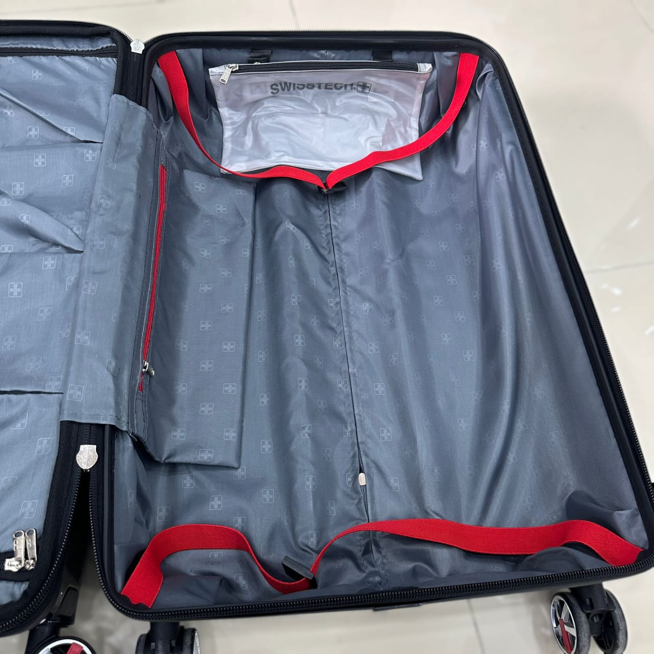 SwissTech Exhibition Spinner Set Of 3 Luggage