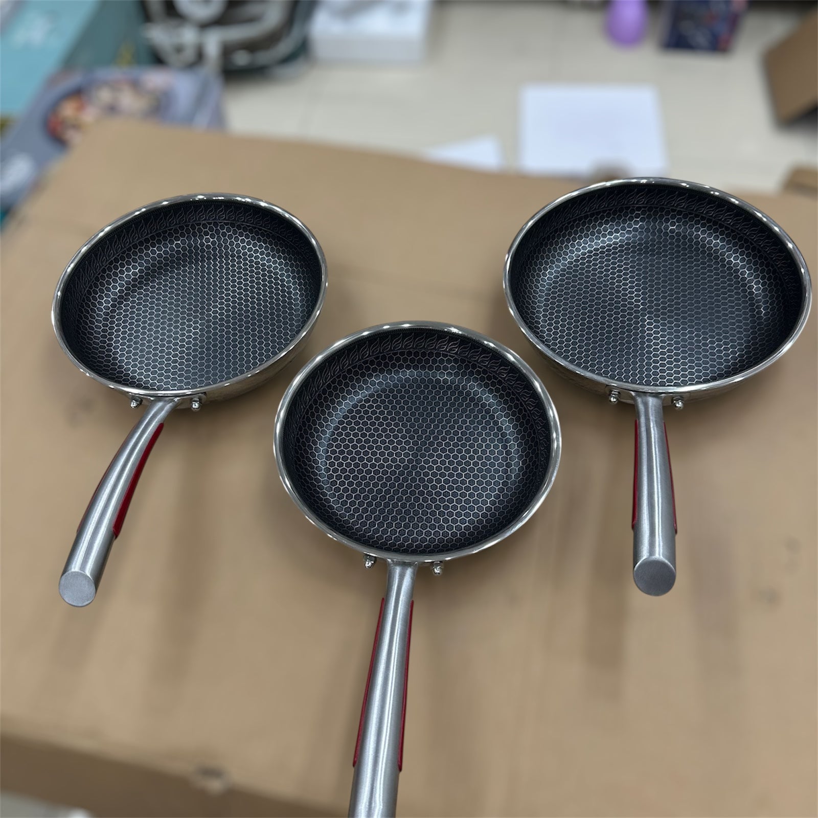 Laser Coated Honeycomb Frypan with Glass Lid