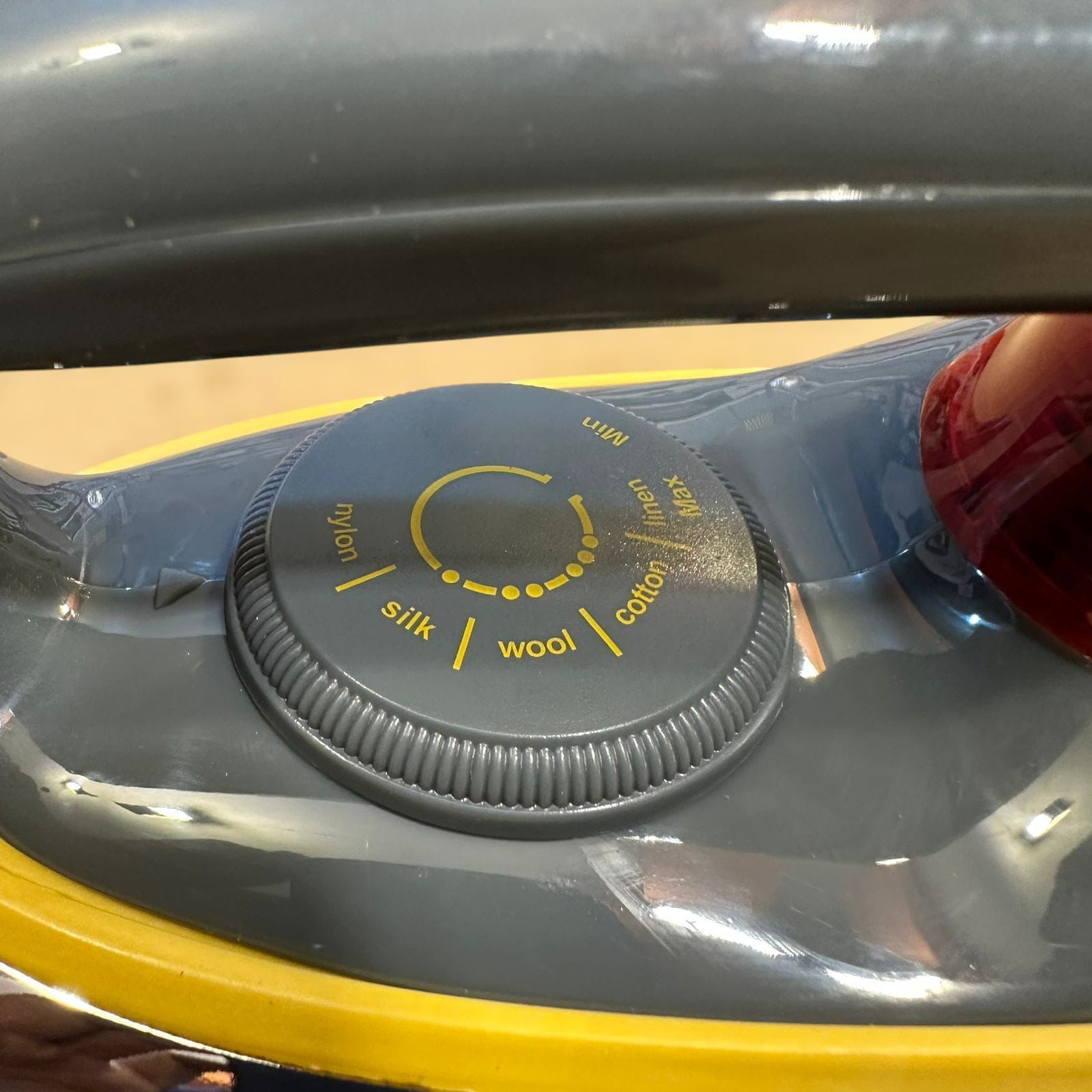 Cosmos Dry Iron CS-318