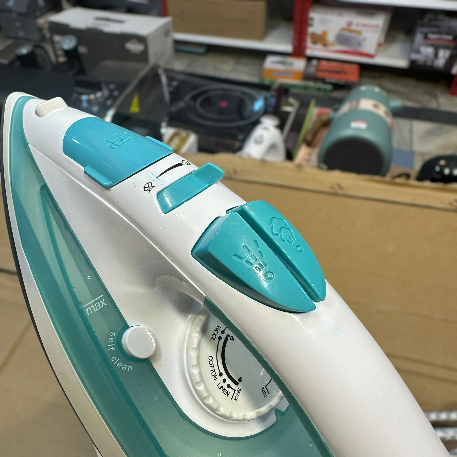 GEEPAS 2400W Cordless/Corded Steam Iron-24015
