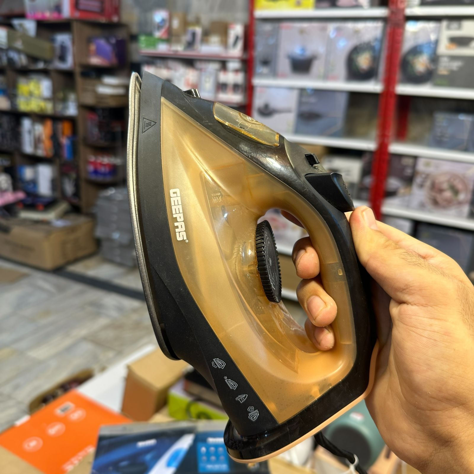 GEEPAS 1800W Steam Iron-7783