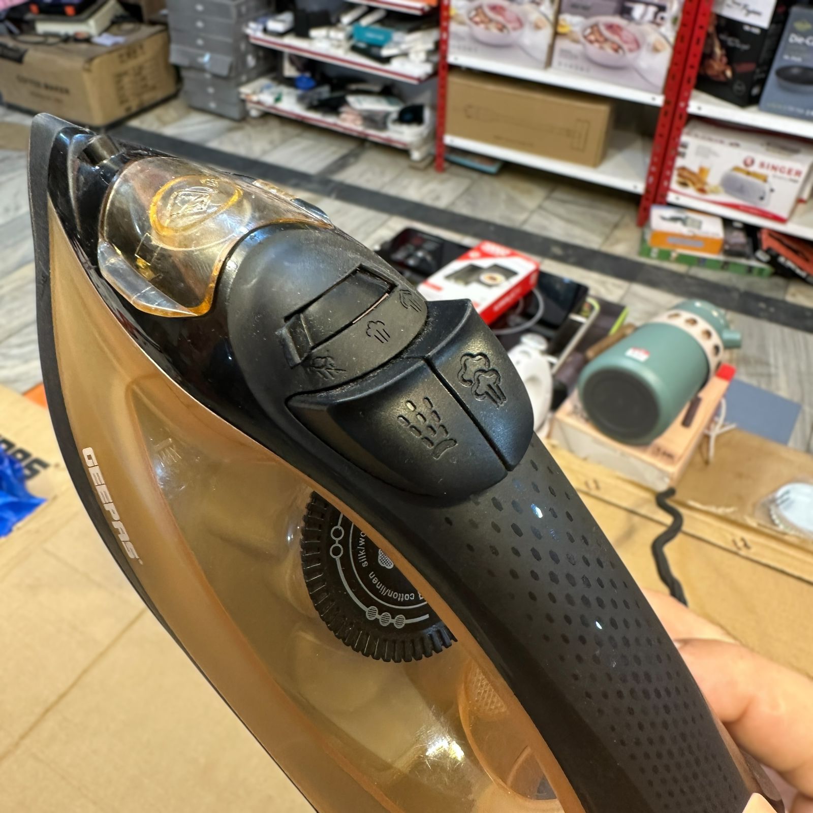 GEEPAS 1800W Steam Iron-7783