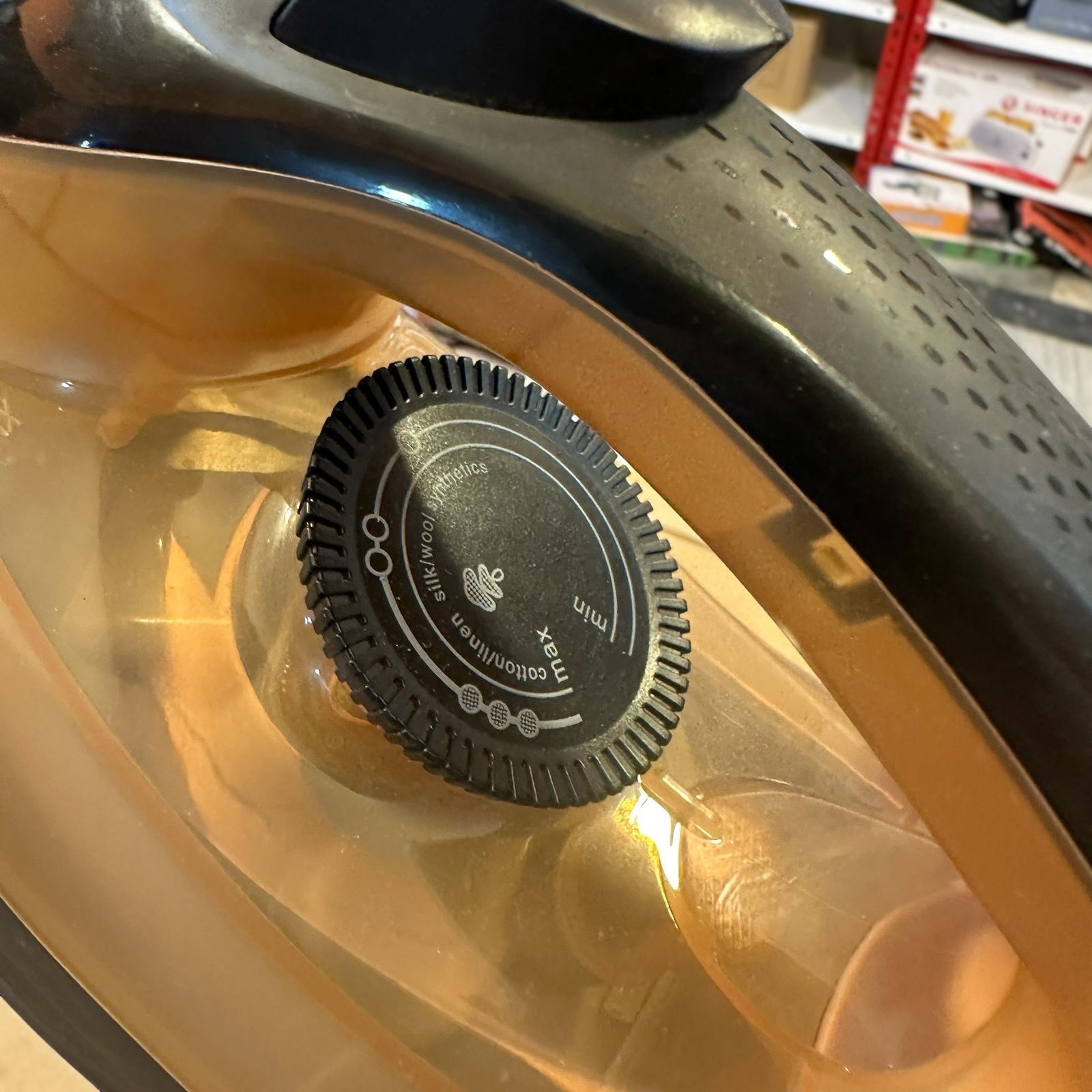 GEEPAS 1800W Steam Iron-7783