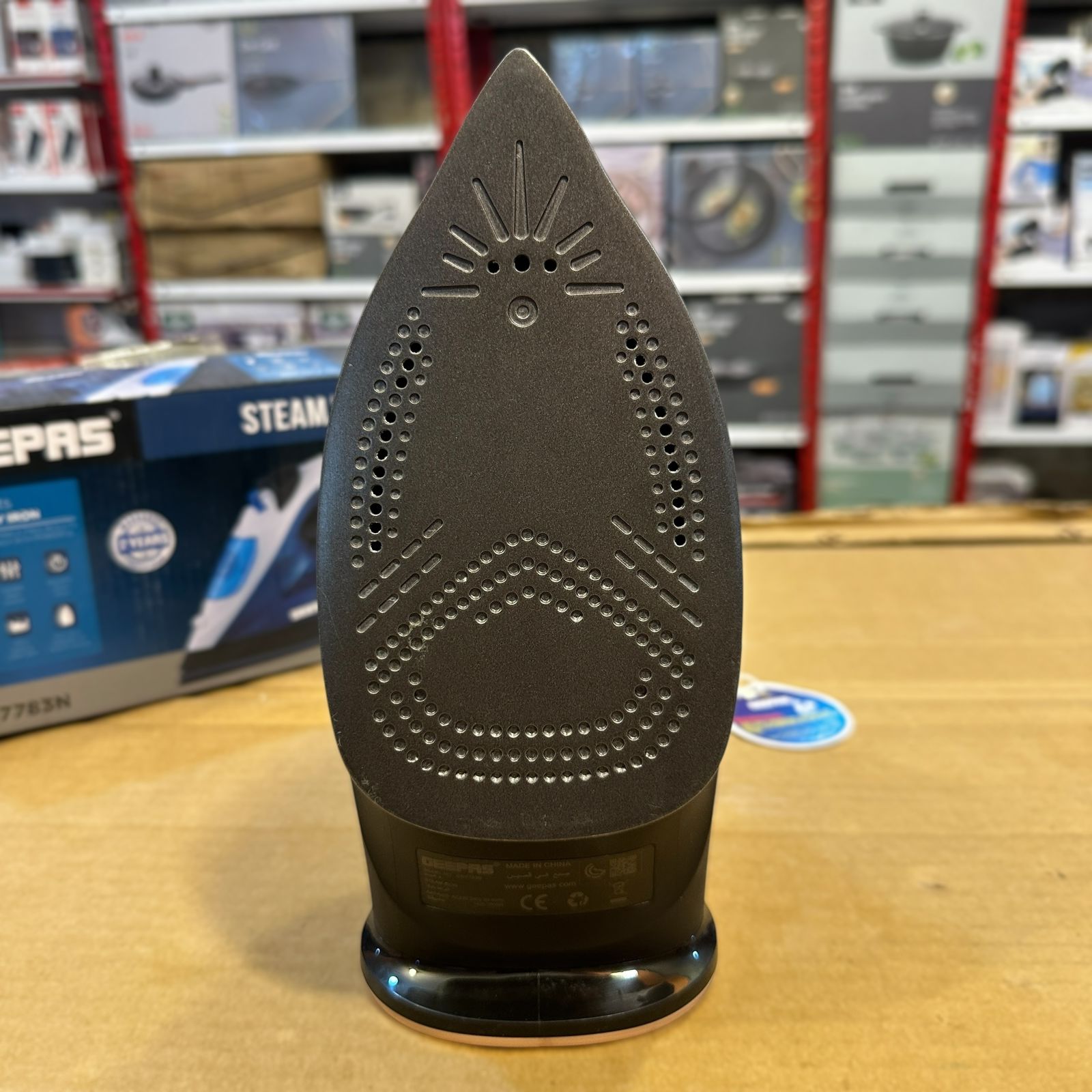 GEEPAS 1800W Steam Iron-7783