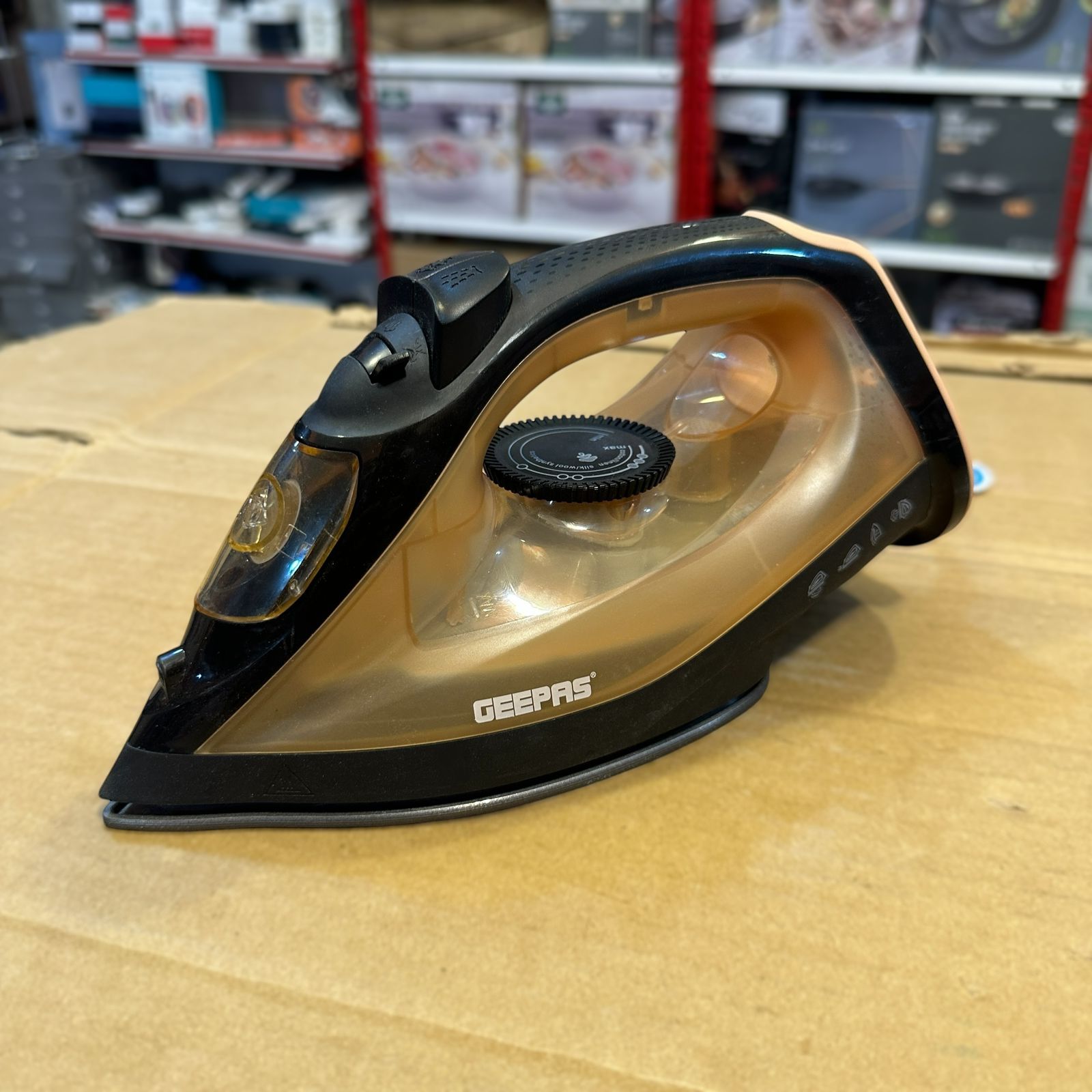 GEEPAS 1800W Steam Iron-7783